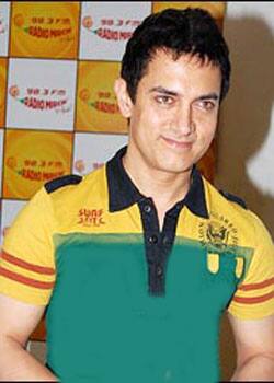 Aamir Khan promotes his latest release 'Ghajini' at a radio station.