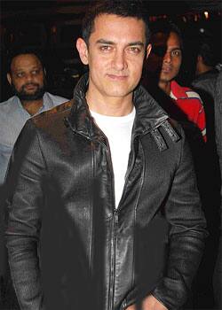 Aamir Khan arrives at the success party of 'Ghajini'.