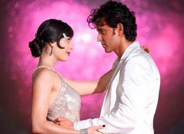 Hrithik Roshan and Isha Sharwani sizzle in a still from 'Luck By Chance'. 