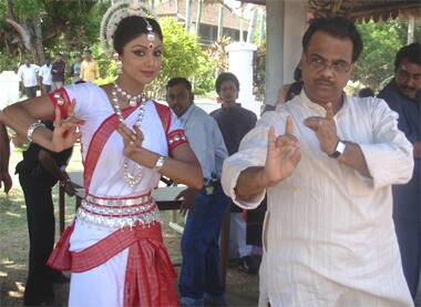 Shilpa Shetty poses with Guru Ratikant Mohapatra while practising her Odissi moves for 'The Desire'.