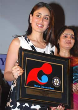 Kareena Kapoor holds her Rotarty club award for being youngest achiever of the film industry.