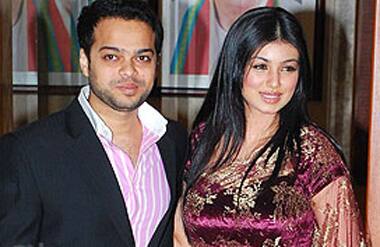 Ayesha Takia with her beau Farhan Azmi at Sanjay Dutt's marriage anniversary.