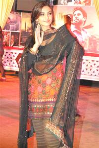 Dilli ki kudi: Sonam Kapoor wows in red and black promoting 'Delhi 6' in Mumbai.