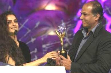 Ashutosh Gowariker accepts the best actor award on behalf of Hrithik Roshan from Rekha.