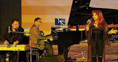 Jazz music legend Herbie Hancock peforms alongside Chaka Khan(R) and George Duke (L)at a concert to honour Martin Luther King in New Delhi.