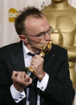 Danny Boyle kisses his Best Director Oscar for 'Slumdog Millionaire'.