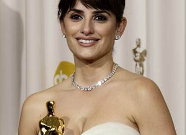 Penelope Cruz poses with her Oscar in 'Best Supporting Actress' category for 'Vicky'.