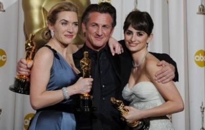 Best Actor winner Sean Penn (centre), Best Actress winner Kate Winslet (left) and Best Supporting Actress winner Penelope Cruz pose with their trophies at the 81st Academy Awards at the Kodak Theater 