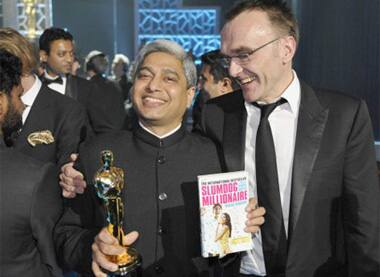 Danny Boyle poses with Vikas Swarup, author of the original book of 'Slumdog Millionaire', at the Oscars in LA.