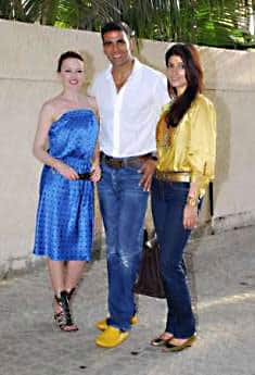 Australian singer Kylie Minogue, Bollywood actor Akshay Kumar and his wife Twinkle Khanna (L-R) pose at Akshay's residence in Mumbai February 26, 2009.