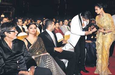 Titan-meet: Rekha meets recuperating Shah Rukh and the Bachchans at the Filmfare Awards.