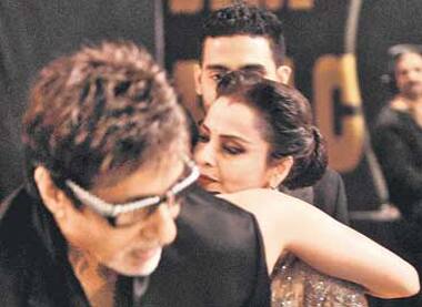 Disturbing proximity: Rekha and Amitabh at Filmfare Awards.