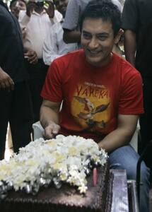 Aamir readies to cut the cake.