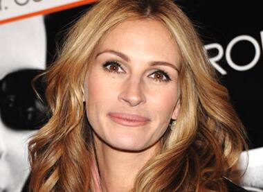 Julia Roberts looks glamourous with pink streaks. 