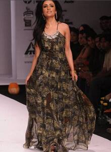 Actor Shibani Kashyap walks the ramp for designer Charu Parashar in WIFW.