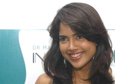 Beauty smile: Sameera Reddy inaugurates a beauty parlour in Hyderabad.