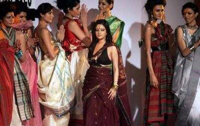 Bollywood actress Raima Sen (C) with models present creations of various local weavers during Kolkata Fashion Week April 3, 2009.