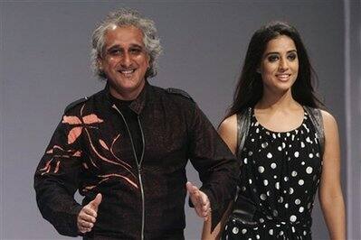 Designer Manoviraj Khosla, left, walks with Bollywood actor Mahi Gill during Kolkata Fashion Week in Calcutta, India, Friday, April 3, 2009.