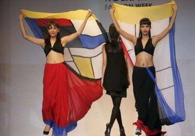 Models present creations from Indian designer Wendell Rodricks during Kolkata Fashion Week in the eastern Indian city of Kolkata April 2, 2009.