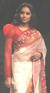 Bipasha Basu as the quintessential bengali bride in Kolkata Fashion Week.