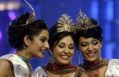 Newly selected Miss India World Pooja Chopra (C), Miss India Earth Shriya Kishore (R), and Miss India Universe Ekta Chaudhary pose during the Miss India Pageant 2009 in Mumbai.