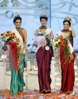 Newly selected Miss India World Pooja Chopra (R), Miss India Earth Shriya Kishore (C), and Miss India Universe Ekta Chaudhary pose during the Miss India Pageant 2009 in Mumbai.