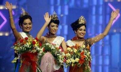 Newly selected Miss India World Pooja Chopra (R), Miss India Earth Shriya Kishore (C), and Miss India Universe Ekta Chaudhary pose during the Miss India Pageant 2009 in Mumbai.