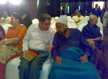 Khushwant Singh chatting with Vinod Mehta during the launch of his latest book.