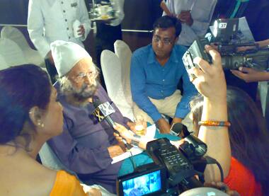 Khushwant Singh talking to the media.