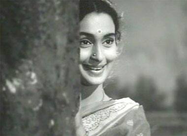 Nutan's piercing eyes and sharp features were breathtaking! She holds the record of winning 5 Filmfare awards for best actress, the highest number of awards won by an actress.