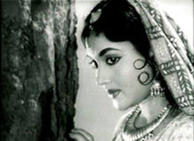 Large eyes, sharp features, and amazing screen presence – Vaijyantimala had it all to rule the silver screen for years. 