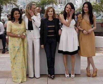 ury members of the 62nd Cannes Film Festival stand with jury president and French actress Isabelle Huppert (C) during a photocall at the 62nd Cannes Film Festival May 13, 2009. Jury members are (from 