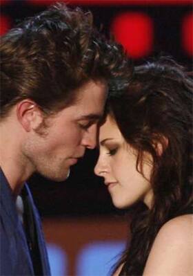 Pattinson and Stewart win the Best Kiss award for the movie 'Twilight' at the MTV awards.