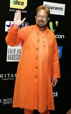 Bollywood star Rajesh Khanna poses on the green carpet at the 10th International Indian Film Awards presentation at a casino-hotel complex in Macau