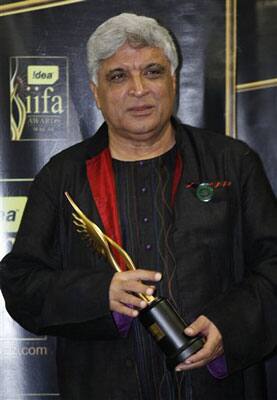 Indian writer Javed Akhtar celebrates with the trophy after winning the Best Lyrics award for the movie ¡¥Rock On !!