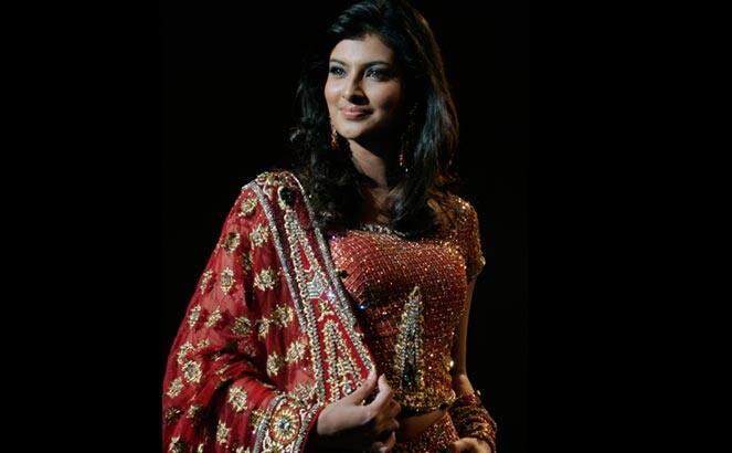 Bollywood actress Sayali Bhagat presents a creation by Neeru and Harish at the Bangalore Fashion Week 2009.