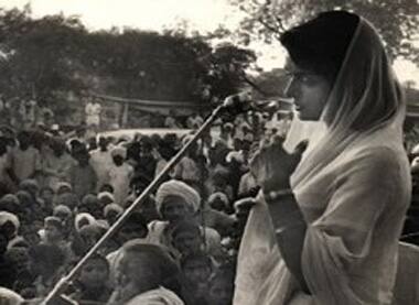 Maharani campaigning for her constituency on behalf of the Swatantra Party. 