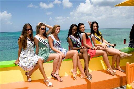 Anja Jovanovic, Miss Montenegro 2009; Dragana Atlija, Miss Serbia 2009; Sarah Cosic, Miss Croatia 2009; Nelsa Alves, Miss Angola 2009; Dominique Peltier, Miss Bolivia 2009.