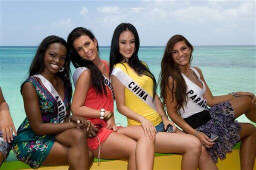 Nelsa Alves, Miss Angola 2009; Dominique Peltier, Miss Bolivia 2009; Jingyao Wang, Miss China 2009; and Mareike Baumgarten Oroa, Miss Paraguay 2009.