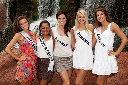 Diana Donnelly, Miss Ireland 2009; Jewel Selver, Miss Turks & Caicos 2009; Eli Landa, Miss Norway 2009; Bianca Elena Constantin, Miss Romania 2009; and Renate Cerljen, Miss Sweden 2009.