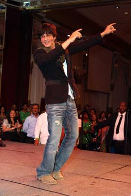 Shah Rukh Khan perfoming after his detention episode.