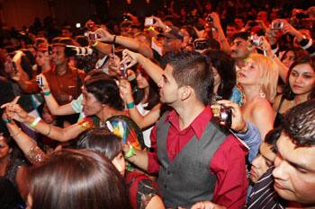 Fans queue up to meet SRK in the US.