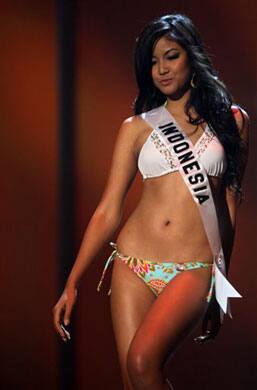 Miss Indonesia Zivanna Letisha Siregar walks during the swimsuit event of the 2009 Miss Universe Preliminary Competition