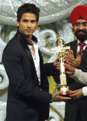 Shahid Kapur receives the Rajiv Gandhi Award in Mumbai. 