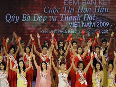 Contestants line up on stage during the semi-finals of Mrs Vietnam 2009 at The Hanoi Opera House in Vung Tau, Vietnam.