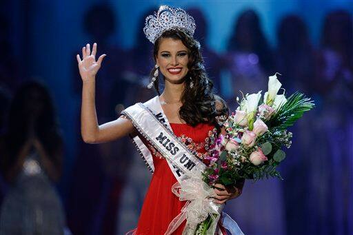 Miss Venezuela Stefania Fernandez waves after being crowned Miss Universe 2009 at the Miss Universe beauty pageant in Nassau, Bahamas, Sunday, Aug. 23, 2009.