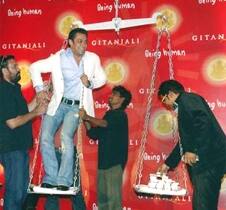 Salman is weighed against around 90 kg of silver biscuits from a jewellery brand.