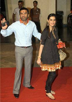 Suniel Shetty and his wife arrive for “Mata Ki Chauki” at the home of fellow actor Sanjay Dutt on the occasion of Navratri in Mumbai.