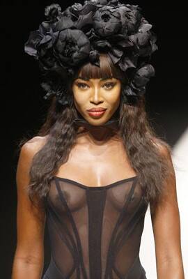 Naomi Campbell's sensational bustier soared heartbeats in Paris Fashion Week.