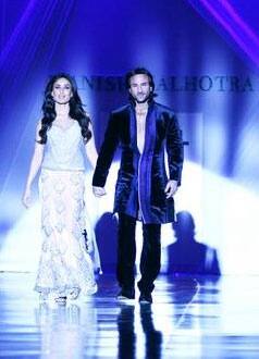 Saif-Kareena make a grand entry on the ramp in Manish Malhotra's creations.